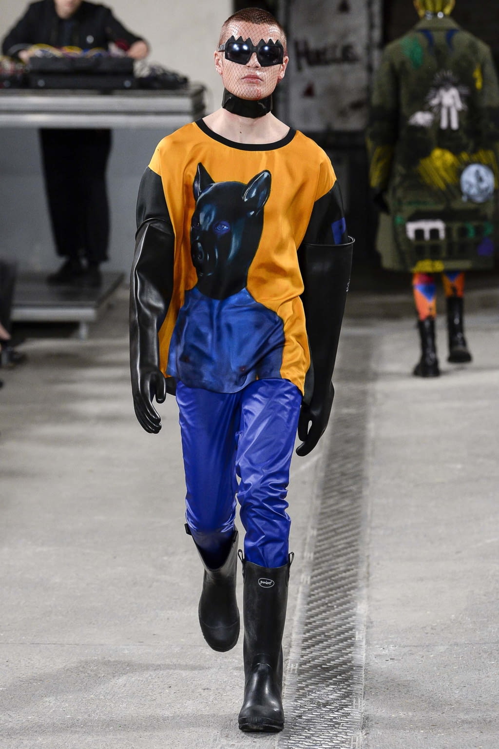Fashion Week Paris Fall/Winter 2018 look 40 from the Walter Van Beirendonck collection menswear