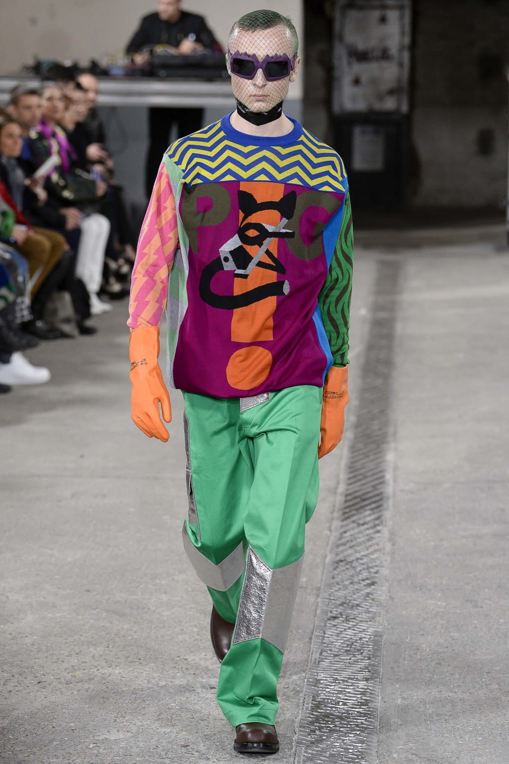 Fashion Week Paris Fall/Winter 2018 look 43 from the Walter Van Beirendonck collection 男装