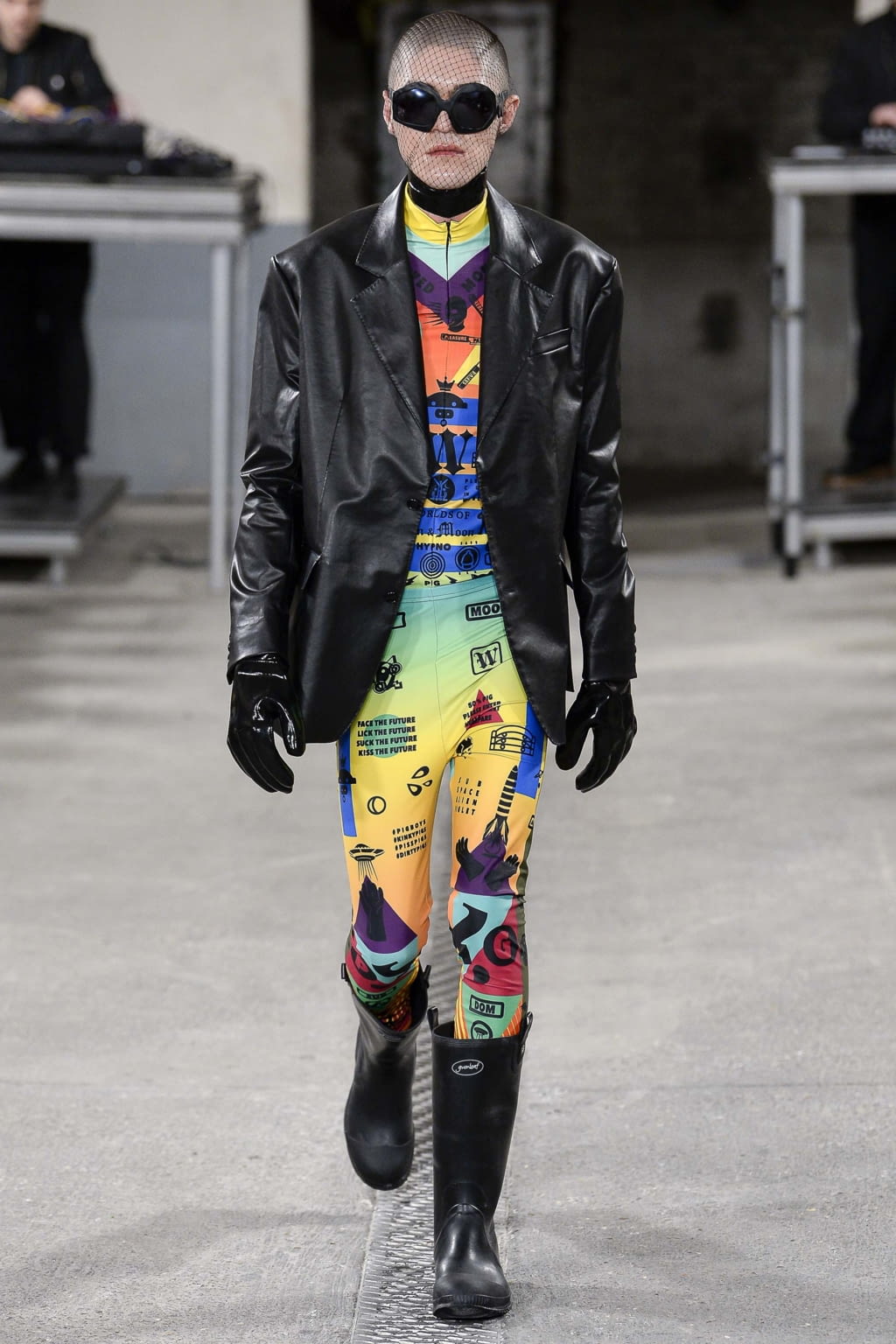 Fashion Week Paris Fall/Winter 2018 look 44 from the Walter Van Beirendonck collection 男装