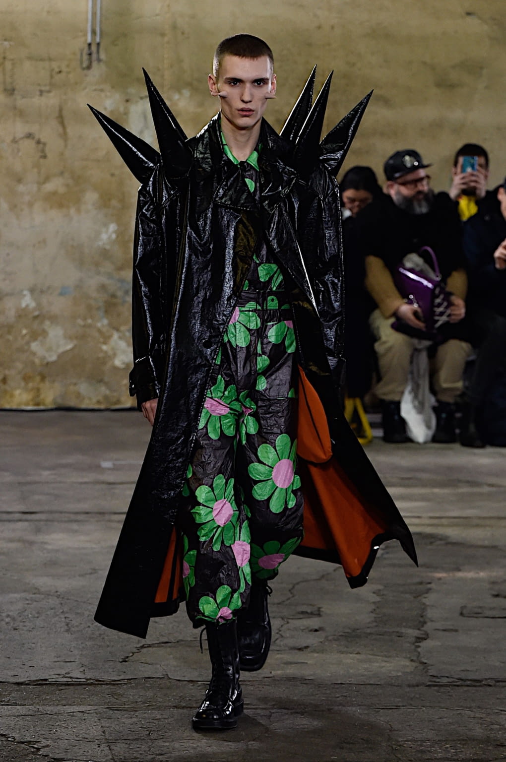 Fashion Week Paris Fall/Winter 2020 look 2 from the Walter Van Beirendonck collection 男装