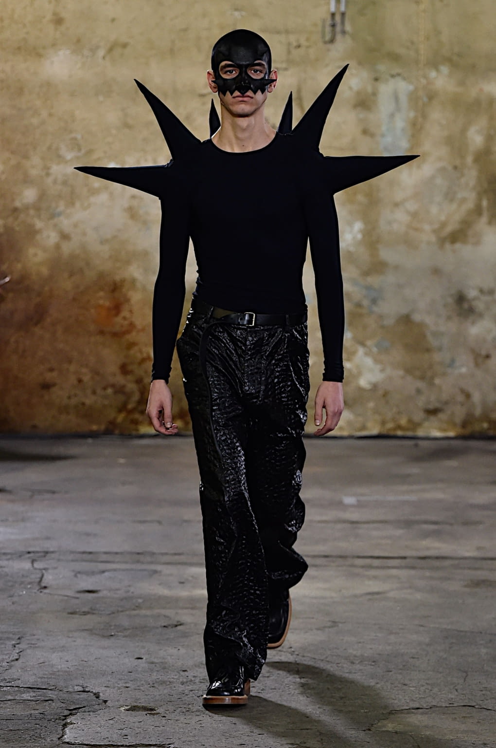 Fashion Week Paris Fall/Winter 2020 look 6 de la collection Walter Van Beirendonck menswear