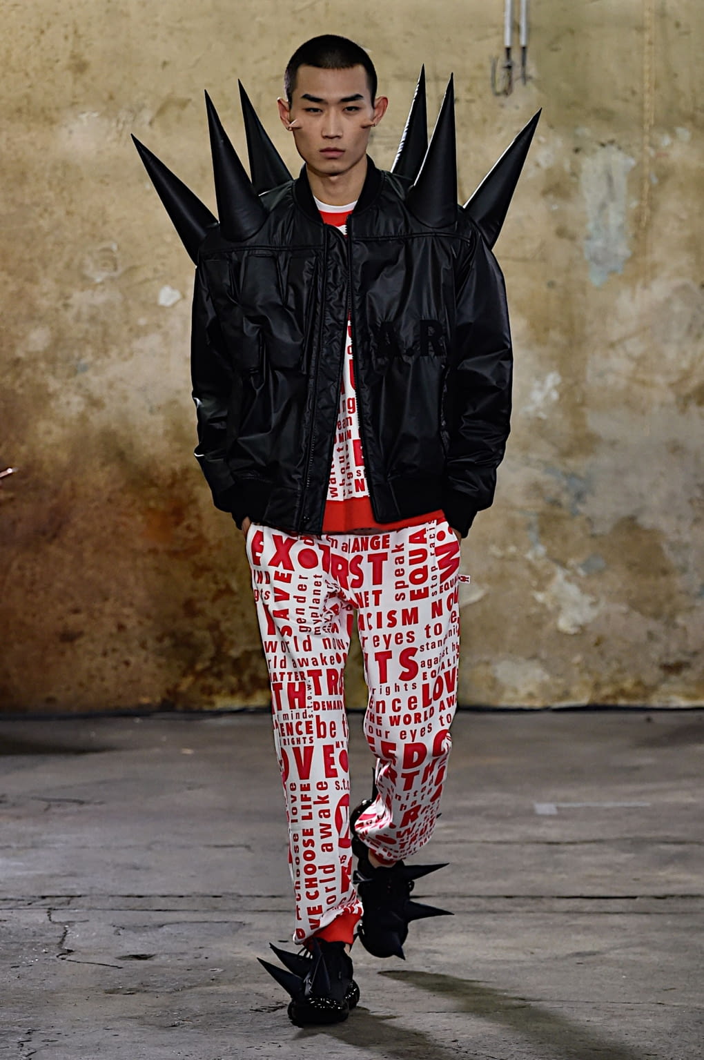Fashion Week Paris Fall/Winter 2020 look 14 from the Walter Van Beirendonck collection menswear