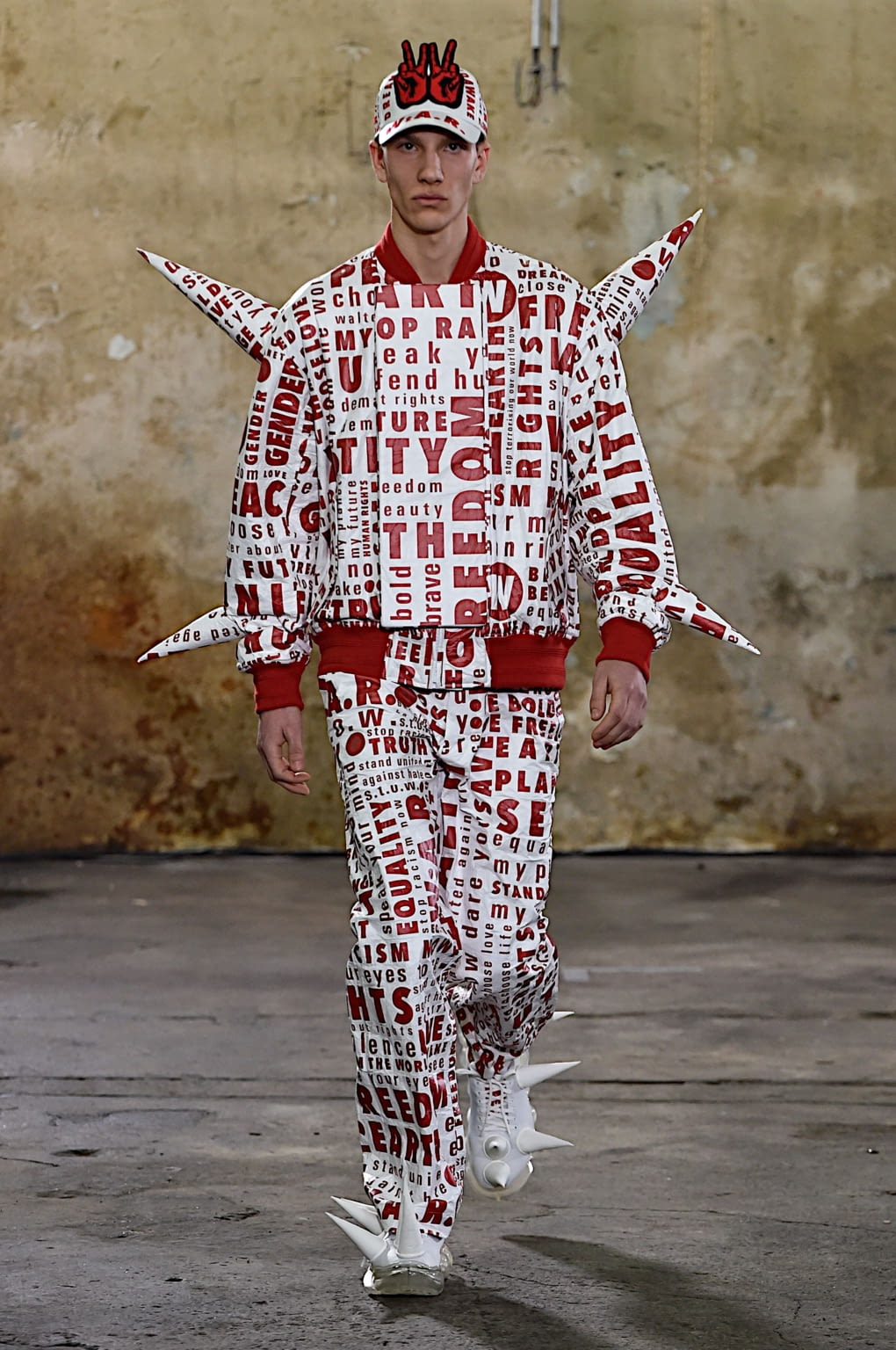 Fashion Week Paris Fall/Winter 2020 look 17 from the Walter Van Beirendonck collection 男装