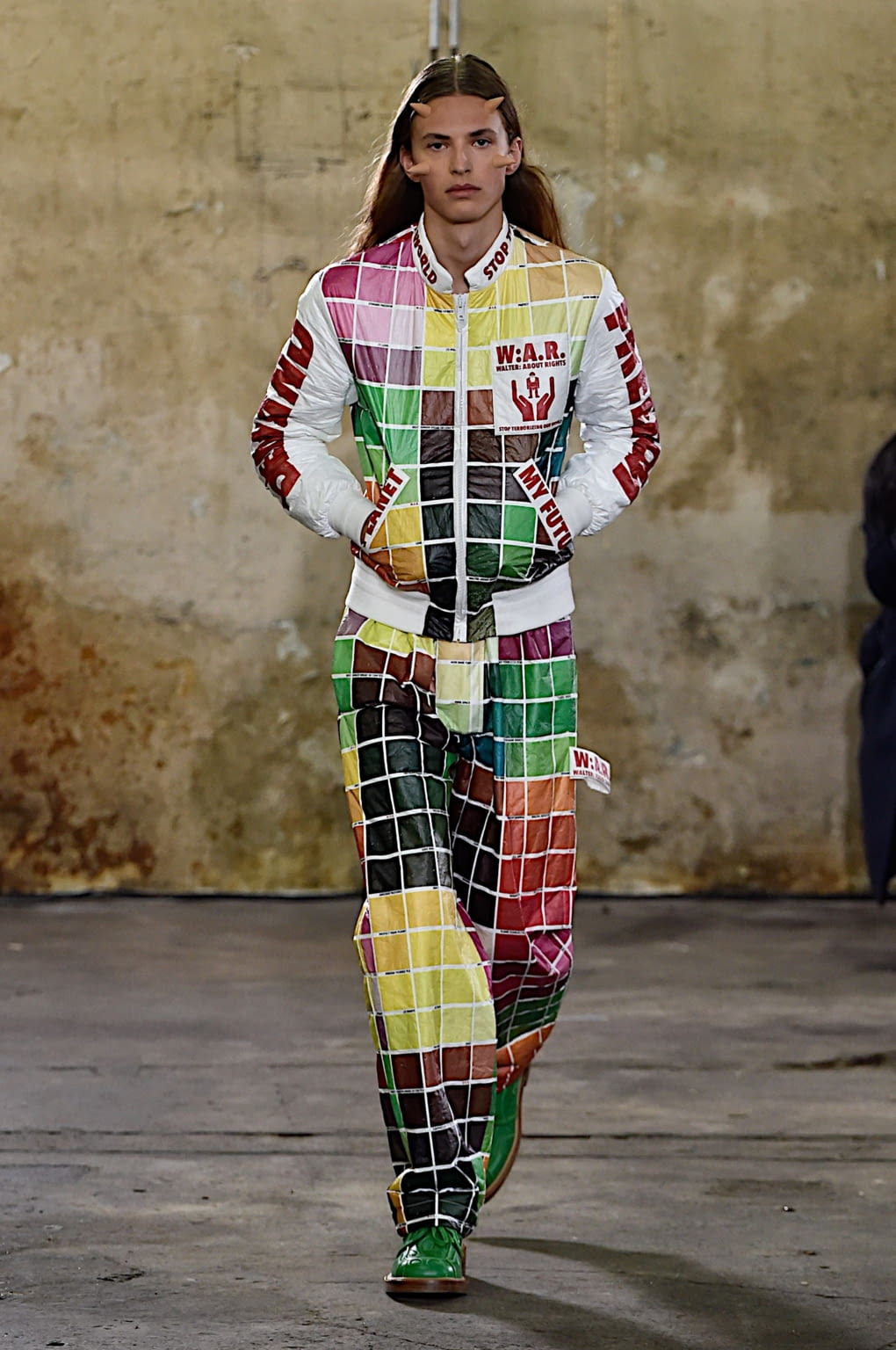 Fashion Week Paris Fall/Winter 2020 look 22 from the Walter Van Beirendonck collection 男装