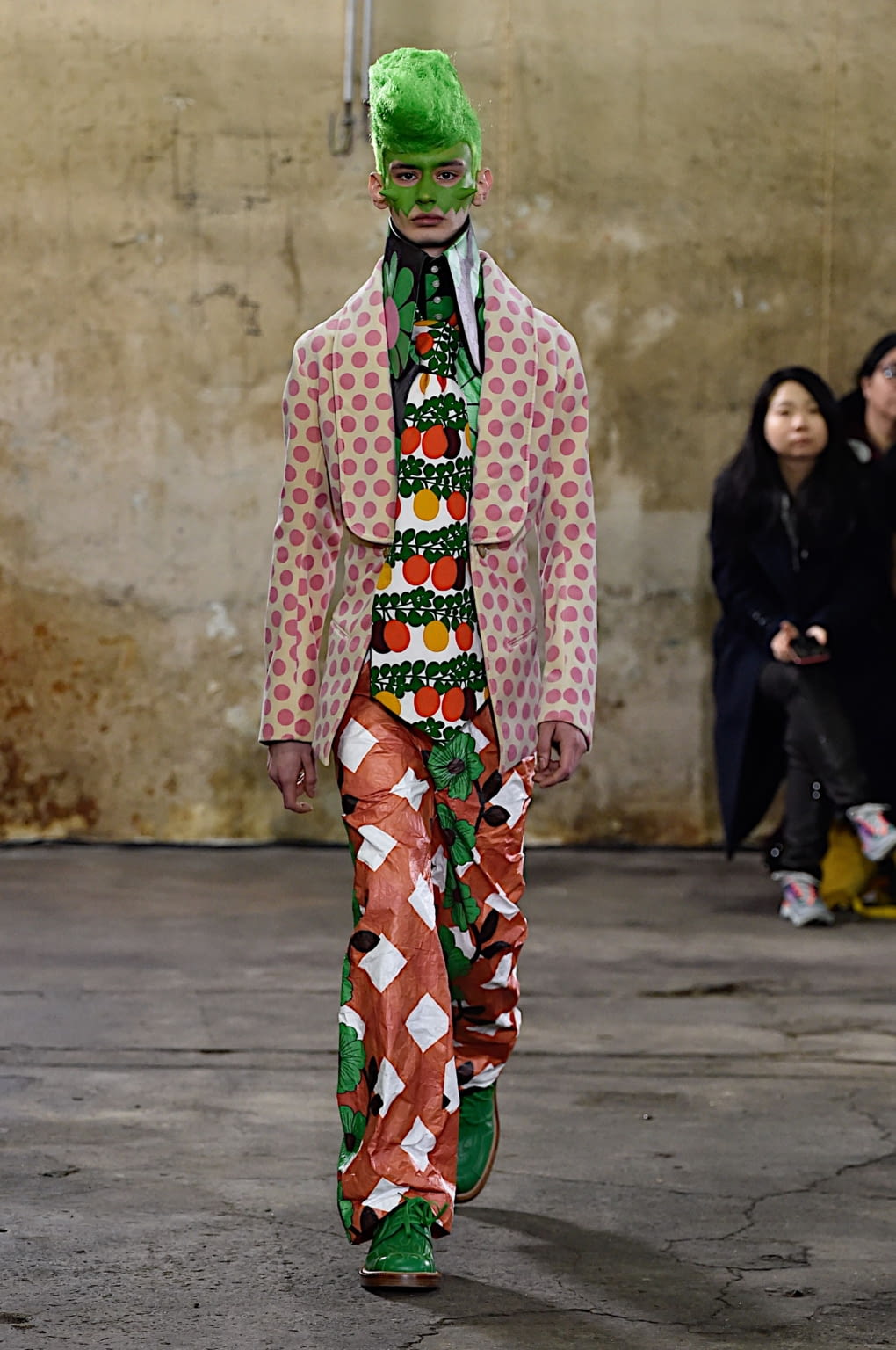 Fashion Week Paris Fall/Winter 2020 look 38 from the Walter Van Beirendonck collection 男装