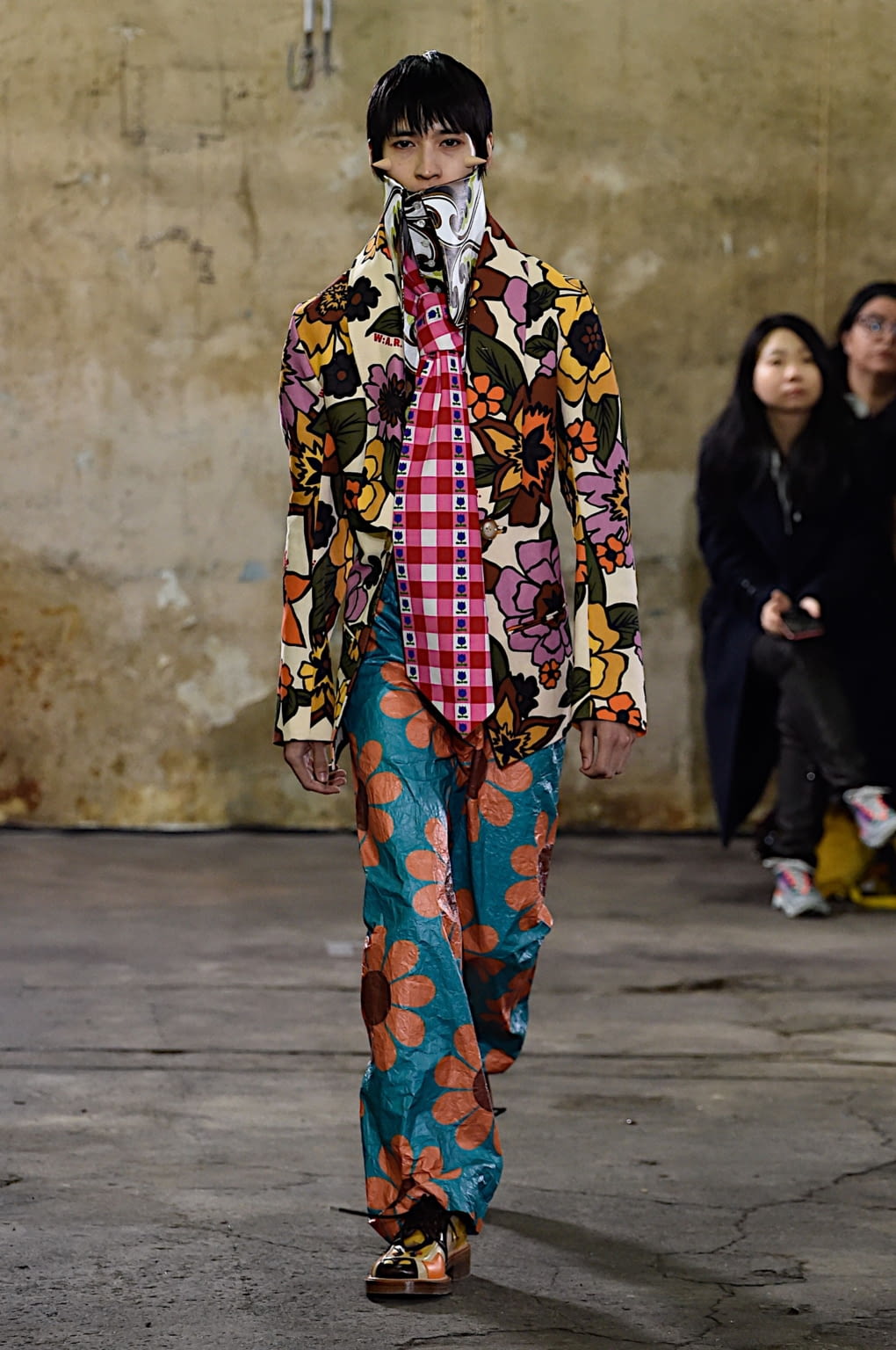 Fashion Week Paris Fall/Winter 2020 look 39 from the Walter Van Beirendonck collection 男装