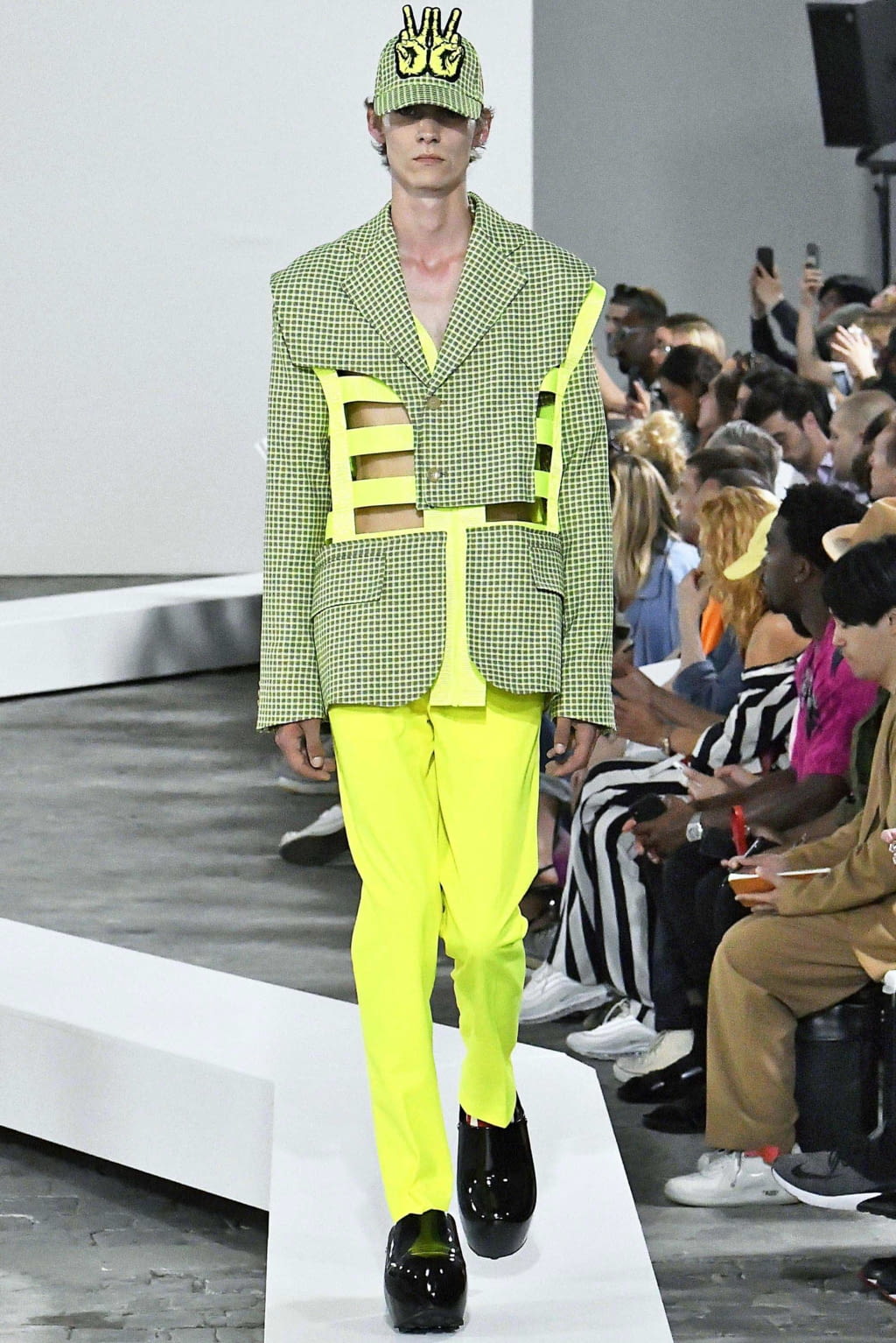 Fashion Week Paris Spring/Summer 2019 look 3 from the Walter Van Beirendonck collection 男装