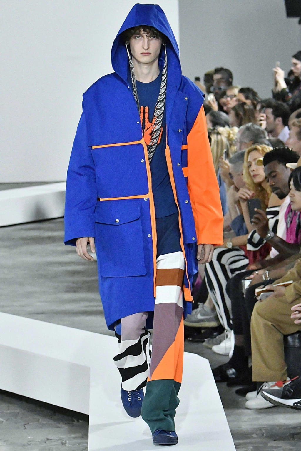 Fashion Week Paris Spring/Summer 2019 look 19 from the Walter Van Beirendonck collection 男装
