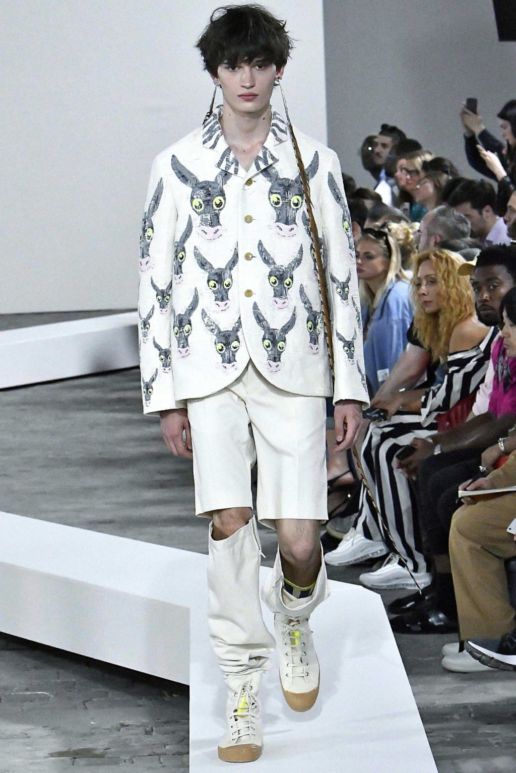 Fashion Week Paris Spring/Summer 2019 look 28 from the Walter Van Beirendonck collection menswear