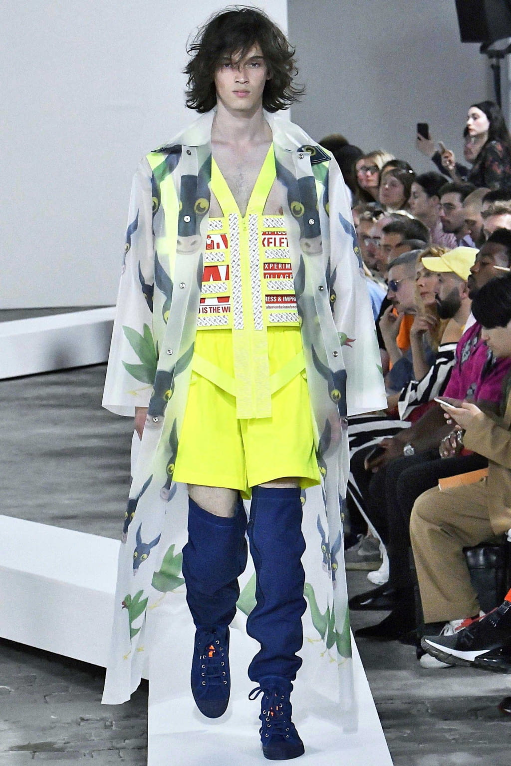 Fashion Week Paris Spring/Summer 2019 look 32 from the Walter Van Beirendonck collection 男装