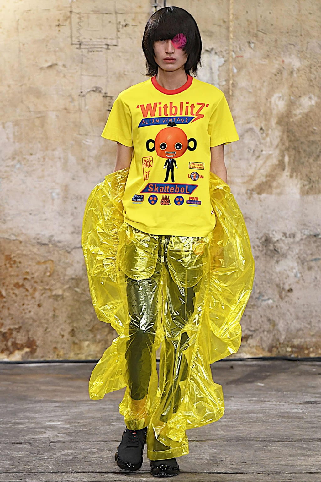 Fashion Week Paris Spring/Summer 2020 look 35 from the Walter Van Beirendonck collection 男装