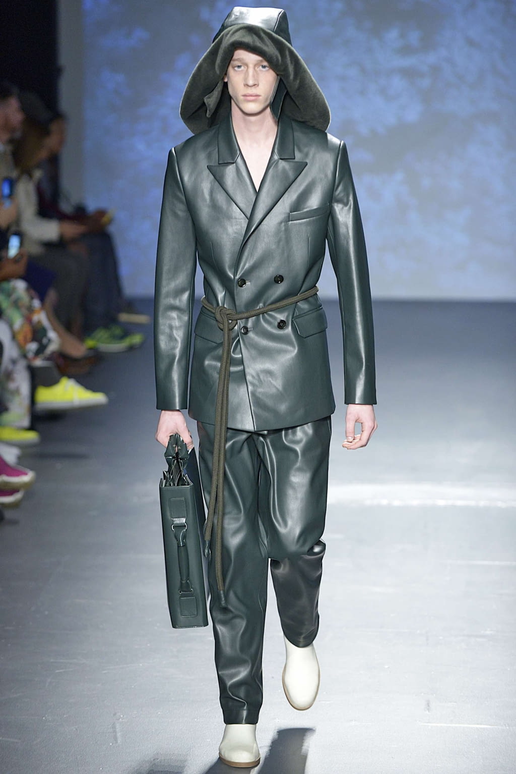 Fashion Week New York Fall/Winter 2019 look 7 from the Wan Hung collection 男装