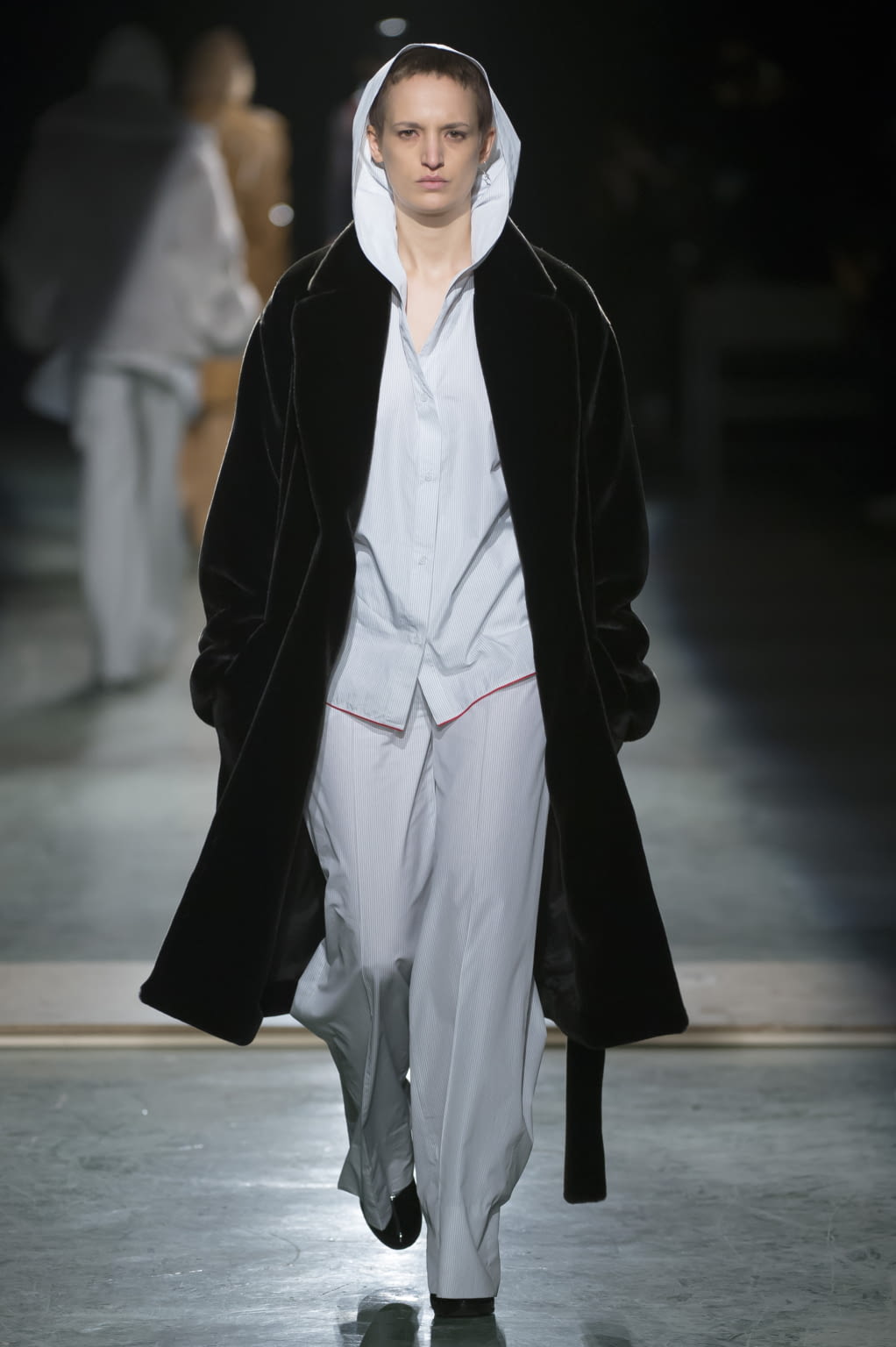 Fashion Week Paris Fall/Winter 2016 look 16 from the Wanda Nylon collection 女装