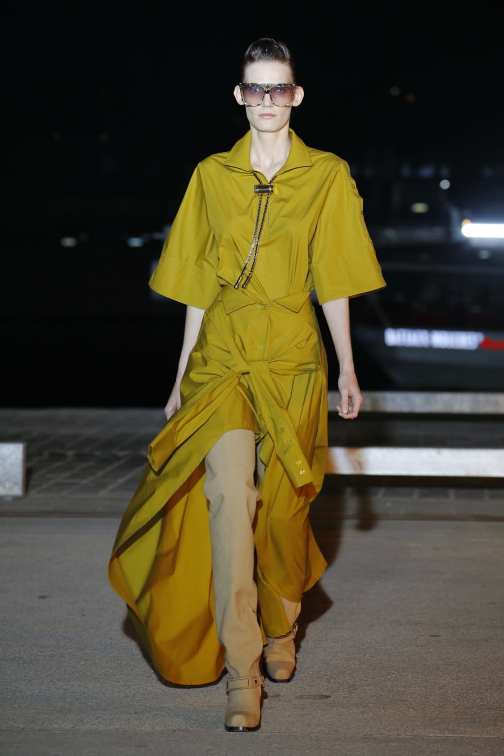 Fashion Week Paris Spring/Summer 2017 look 14 from the Wanda Nylon collection 女装