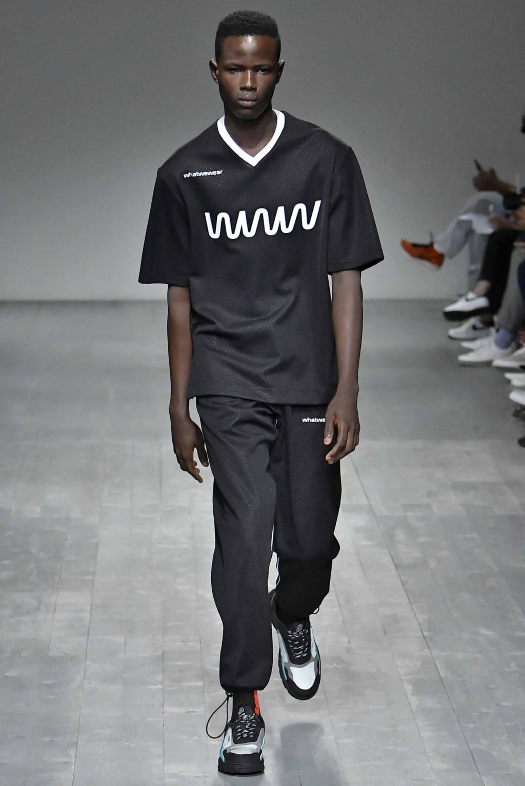 Fashion Week London Spring/Summer 2019 look 1 from the What We Wear collection 男装