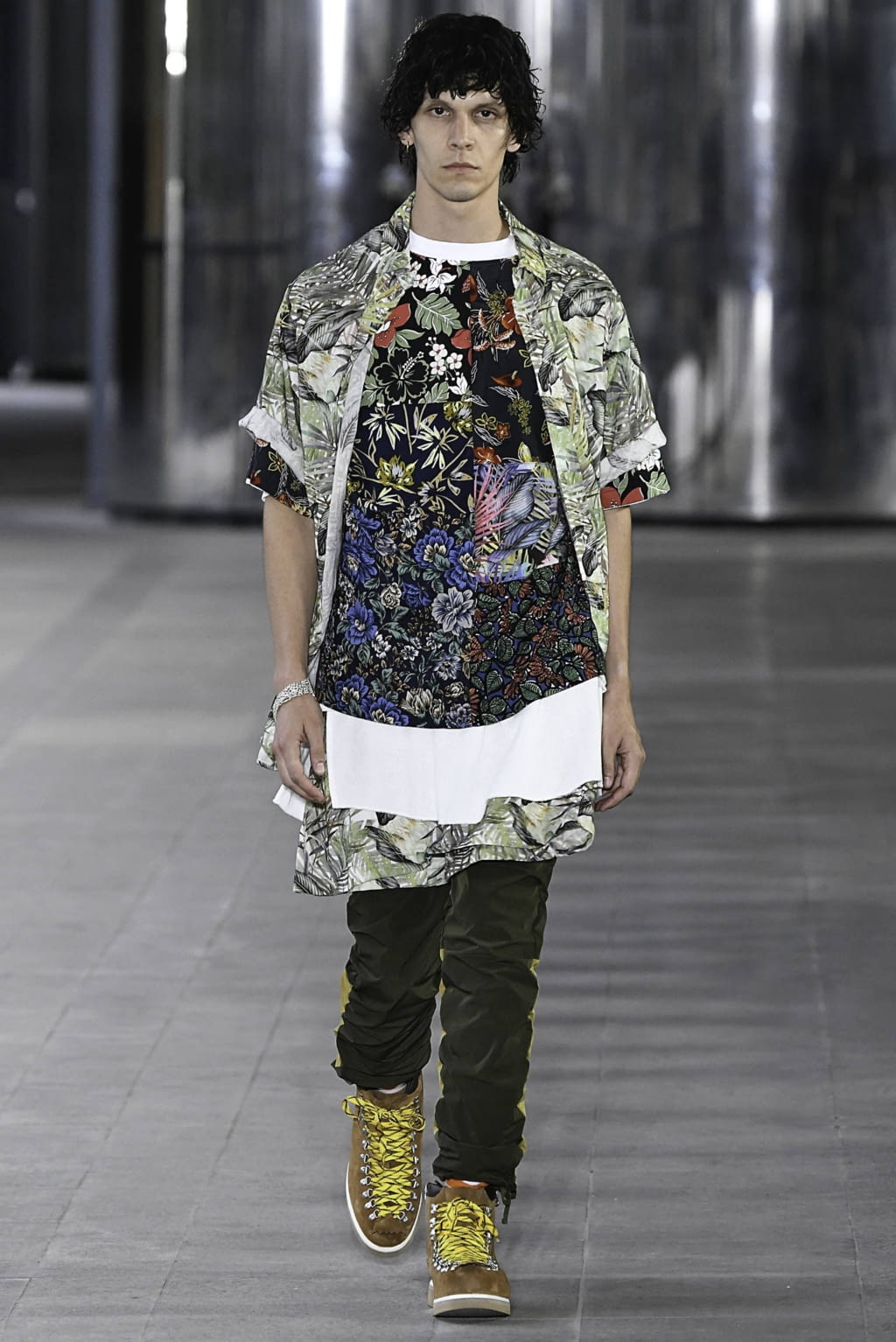 Fashion Week Paris Spring/Summer 2020 look 13 from the White Mountaineering collection 男装