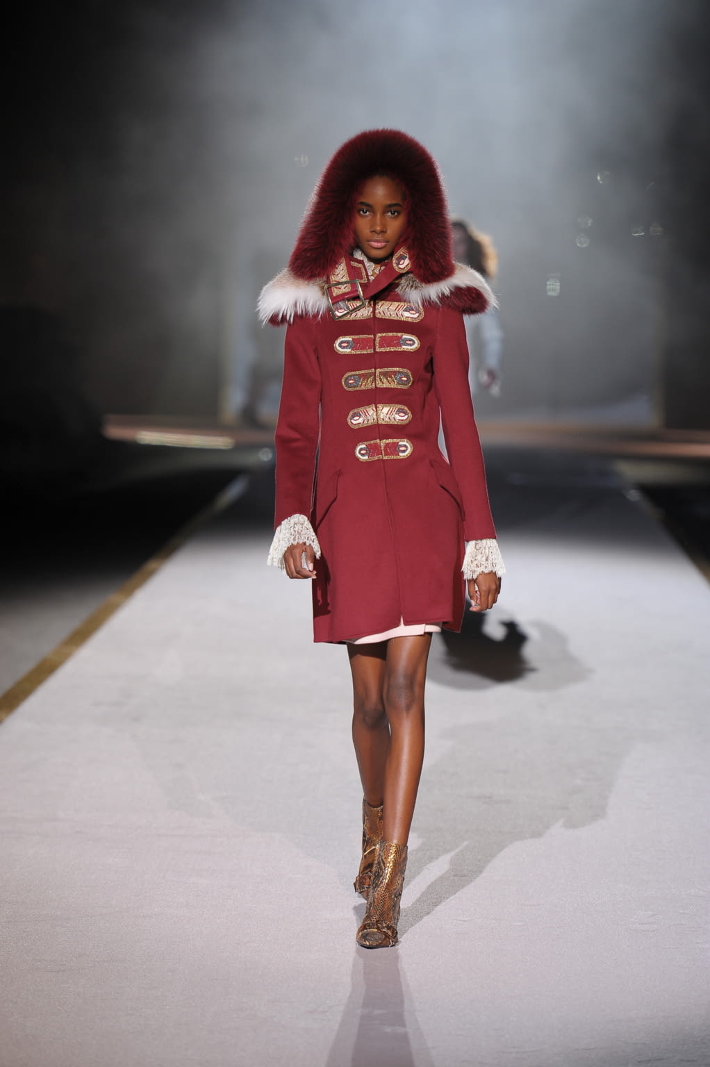 Fashion Week Milan Fall/Winter 2016 look 1 de la collection Ermanno Scervino womenswear