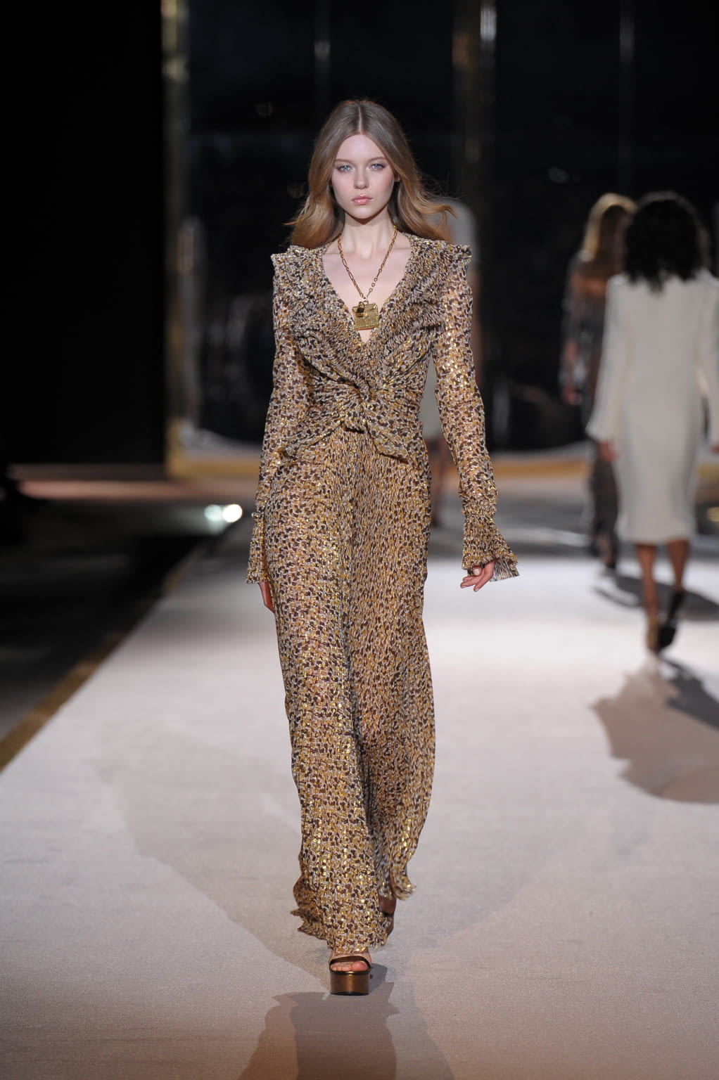 Fashion Week Milan Fall/Winter 2016 look 28 from the Ermanno Scervino collection womenswear