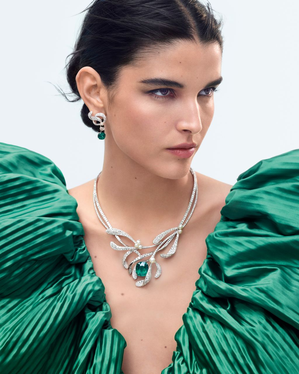 Fashion Week Paris Fall/Winter 2023 look 11 from the Chaumet collection 女装配饰