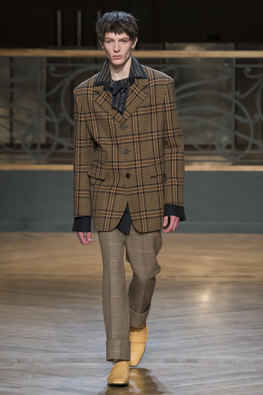 Fashion Week Paris Fall/Winter 2017 look 10 from the Wooyoungmi collection menswear