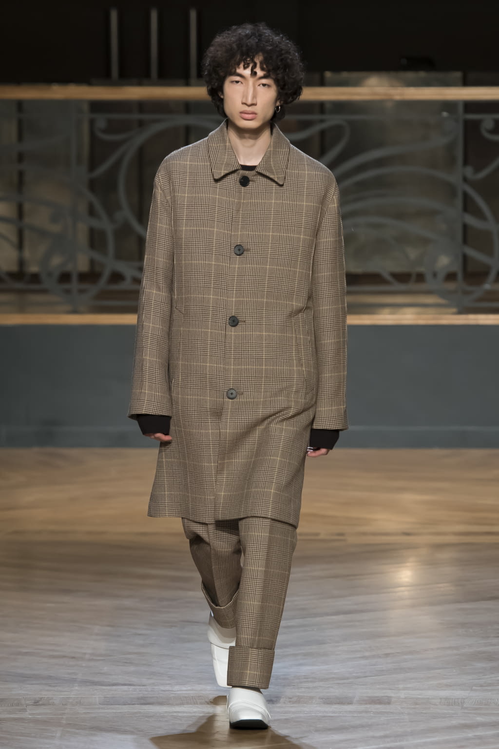 Fashion Week Paris Fall/Winter 2017 look 13 from the Wooyoungmi collection menswear
