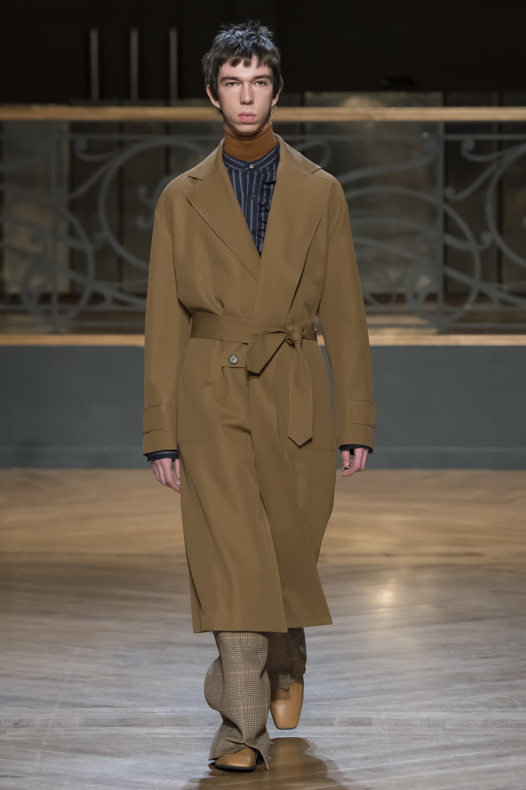 Fashion Week Paris Fall/Winter 2017 look 15 from the Wooyoungmi collection menswear