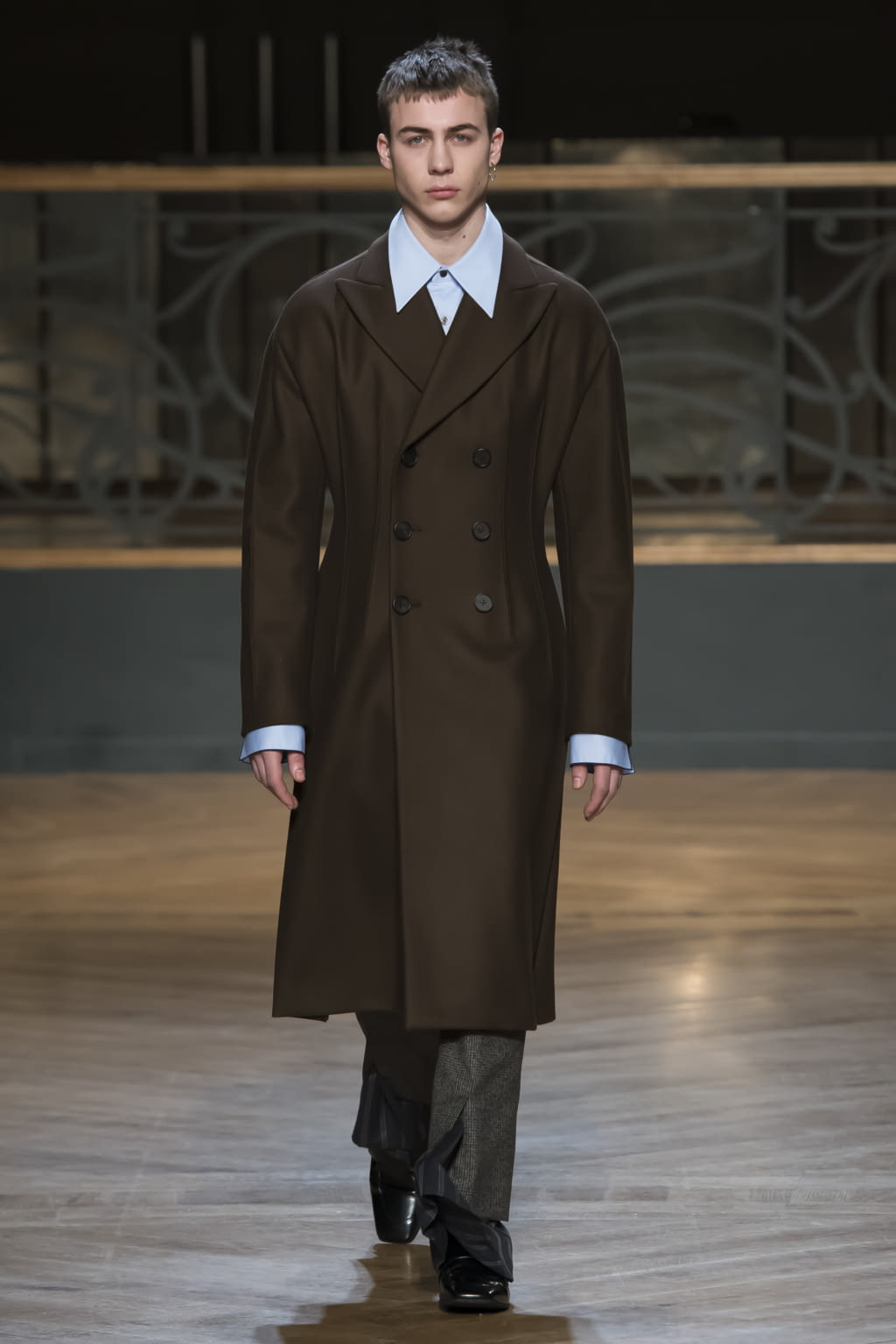 Fashion Week Paris Fall/Winter 2017 look 17 from the Wooyoungmi collection menswear
