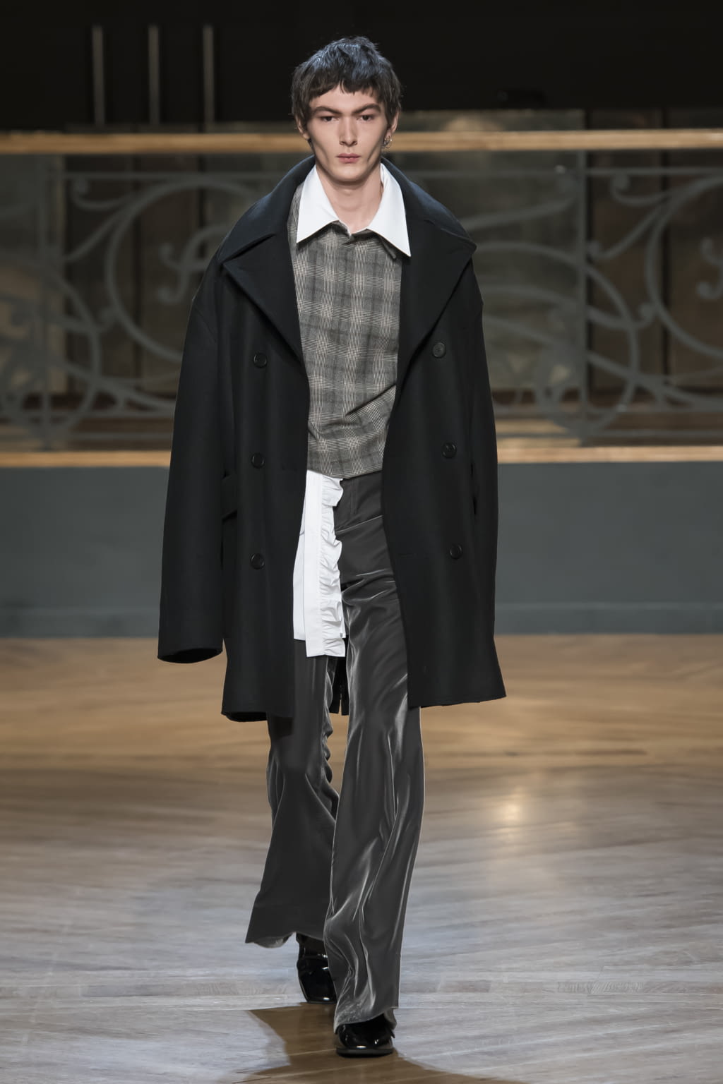 Fashion Week Paris Fall/Winter 2017 look 2 from the Wooyoungmi collection menswear