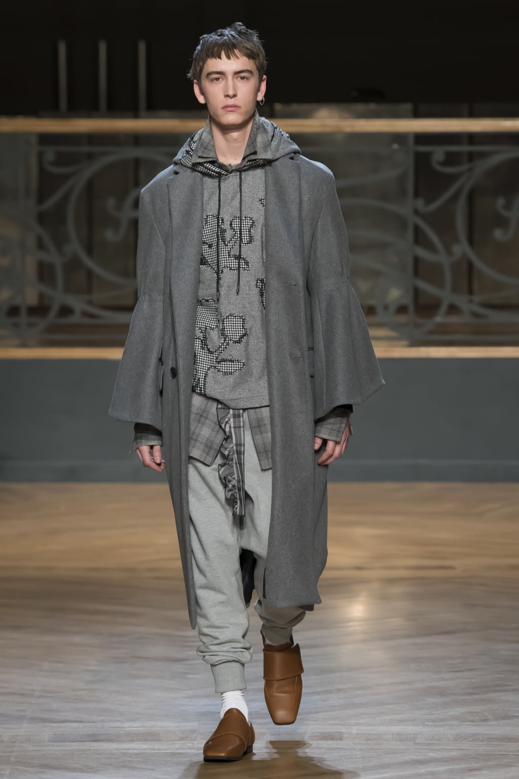 Fashion Week Paris Fall/Winter 2017 look 20 from the Wooyoungmi collection 男装