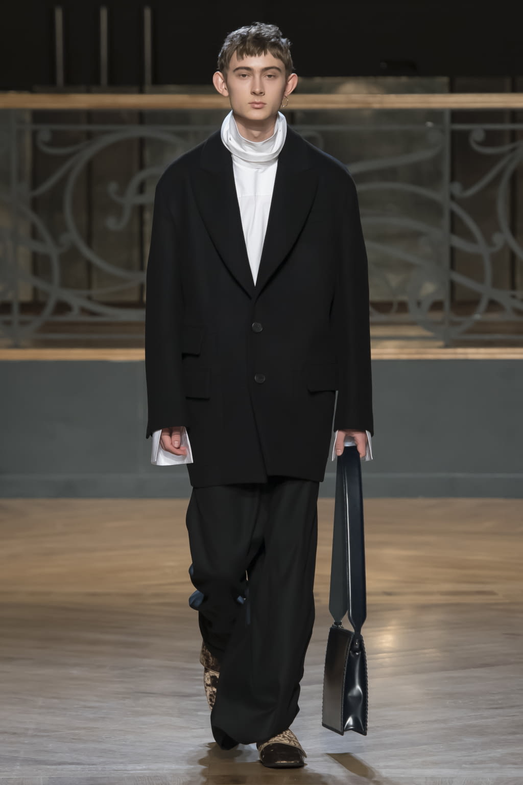 Fashion Week Paris Fall/Winter 2017 look 21 from the Wooyoungmi collection 男装