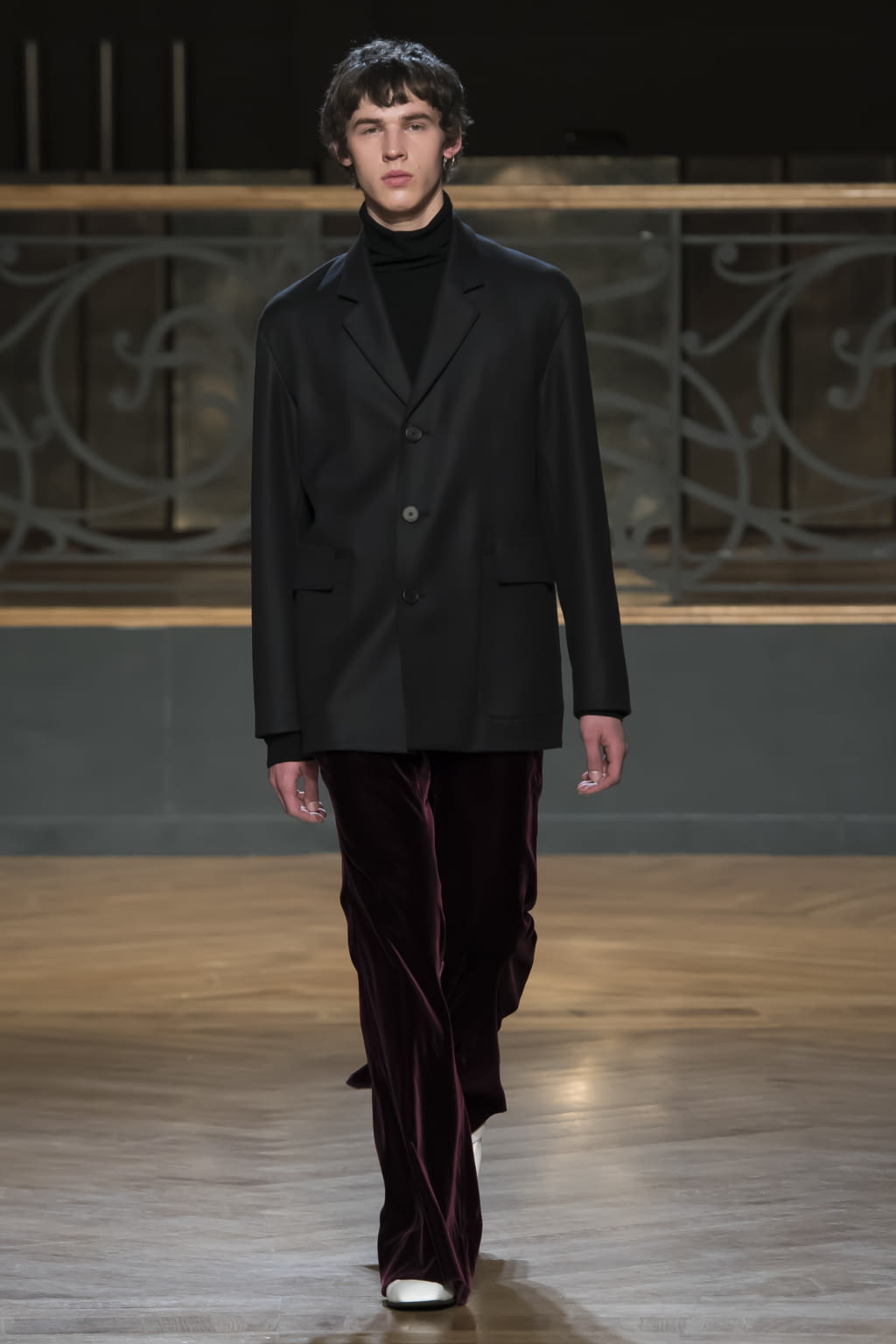 Fashion Week Paris Fall/Winter 2017 look 24 from the Wooyoungmi collection menswear