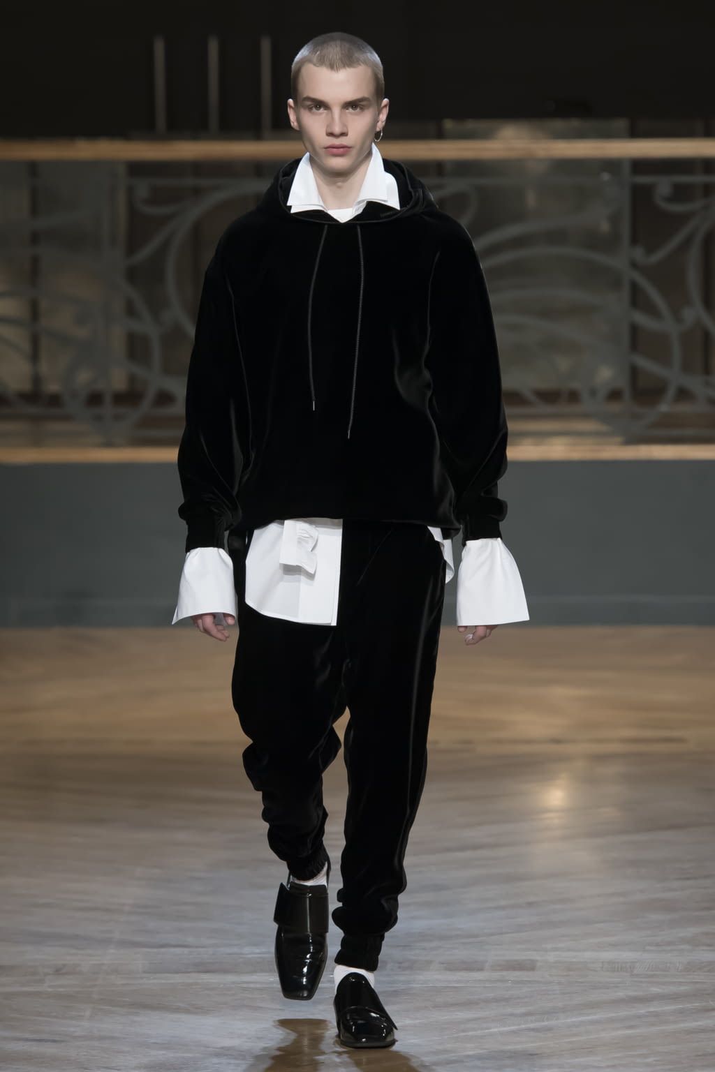 Fashion Week Paris Fall/Winter 2017 look 25 from the Wooyoungmi collection menswear