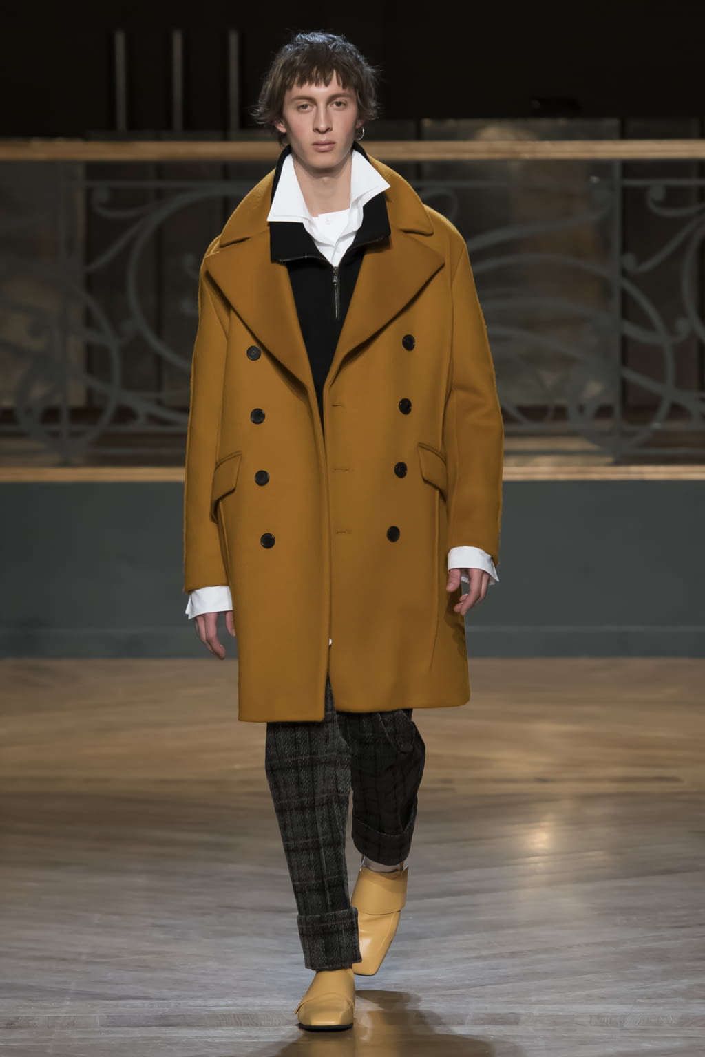 Fashion Week Paris Fall/Winter 2017 look 27 from the Wooyoungmi collection menswear