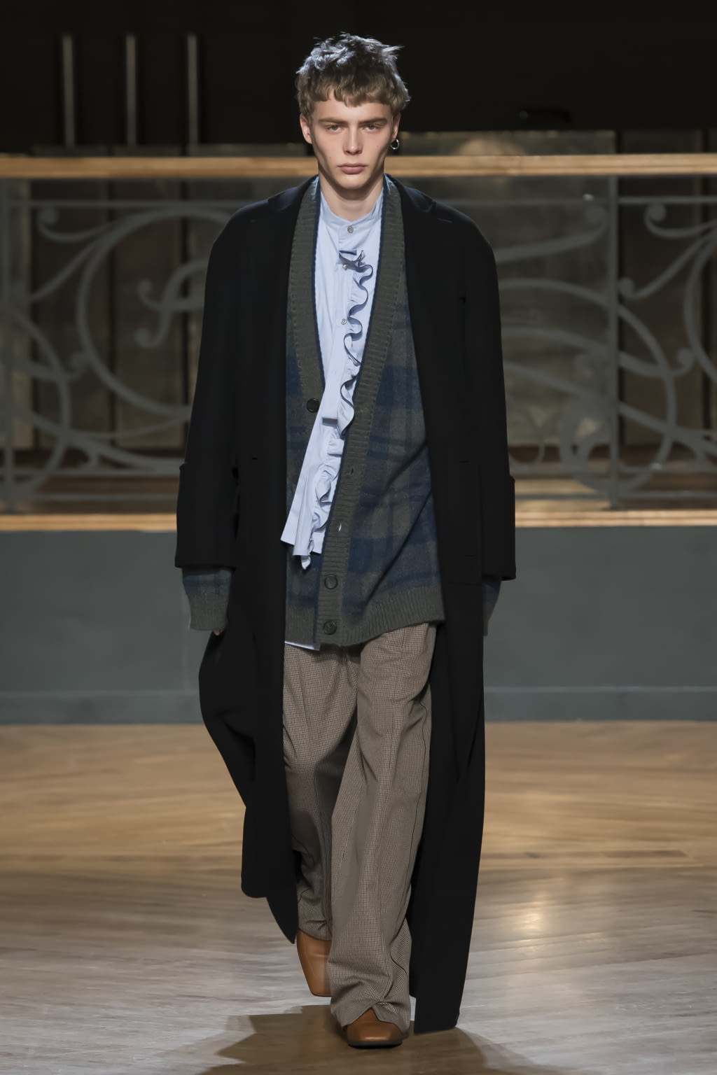 Fashion Week Paris Fall/Winter 2017 look 30 from the Wooyoungmi collection 男装