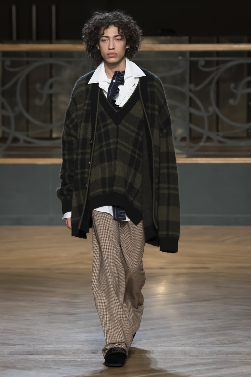 Fashion Week Paris Fall/Winter 2017 look 32 from the Wooyoungmi collection menswear