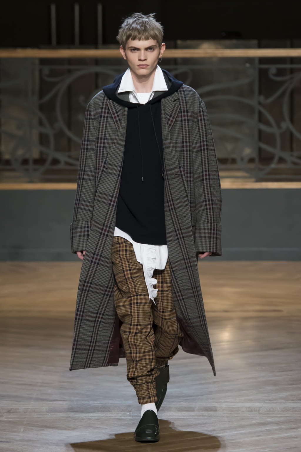 Fashion Week Paris Fall/Winter 2017 look 37 from the Wooyoungmi collection menswear