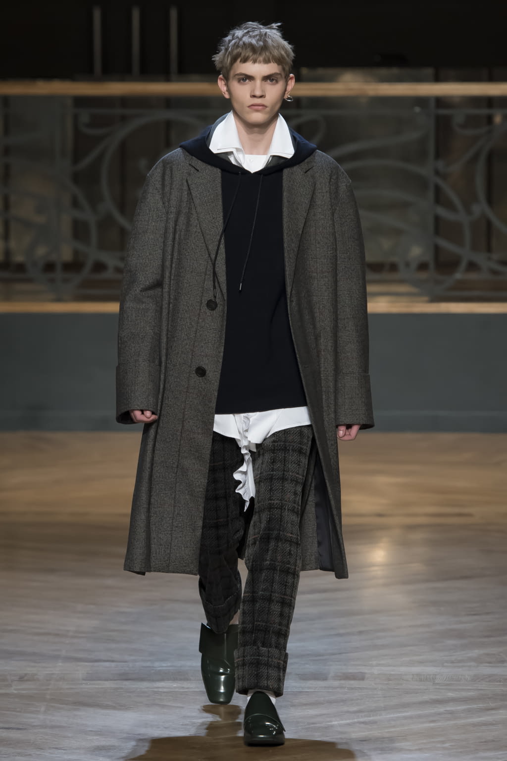 Fashion Week Paris Fall/Winter 2017 look 4 from the Wooyoungmi collection menswear