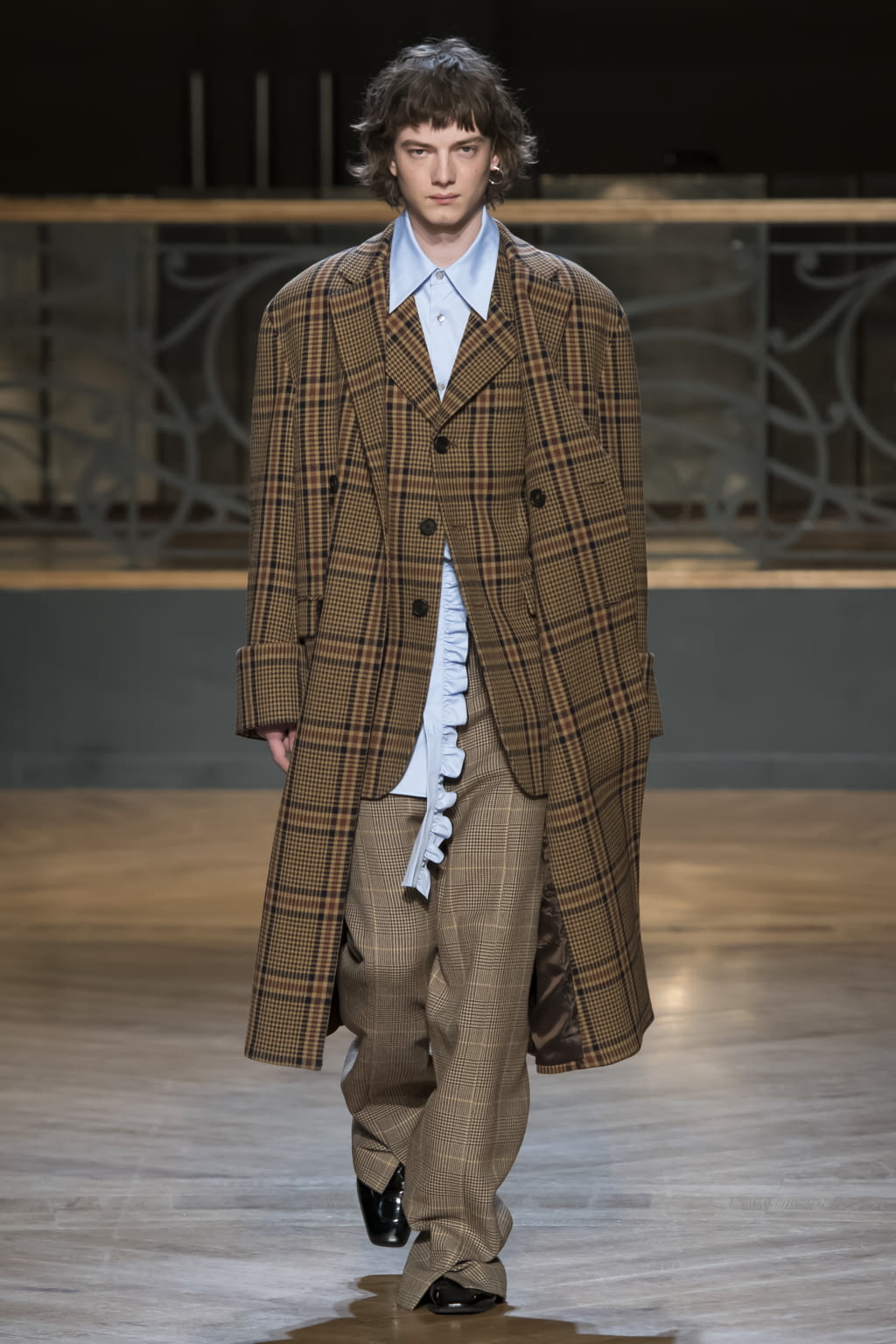 Fashion Week Paris Fall/Winter 2017 look 40 from the Wooyoungmi collection menswear