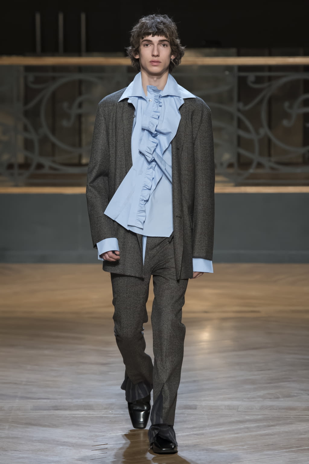 Fashion Week Paris Fall/Winter 2017 look 7 from the Wooyoungmi collection menswear