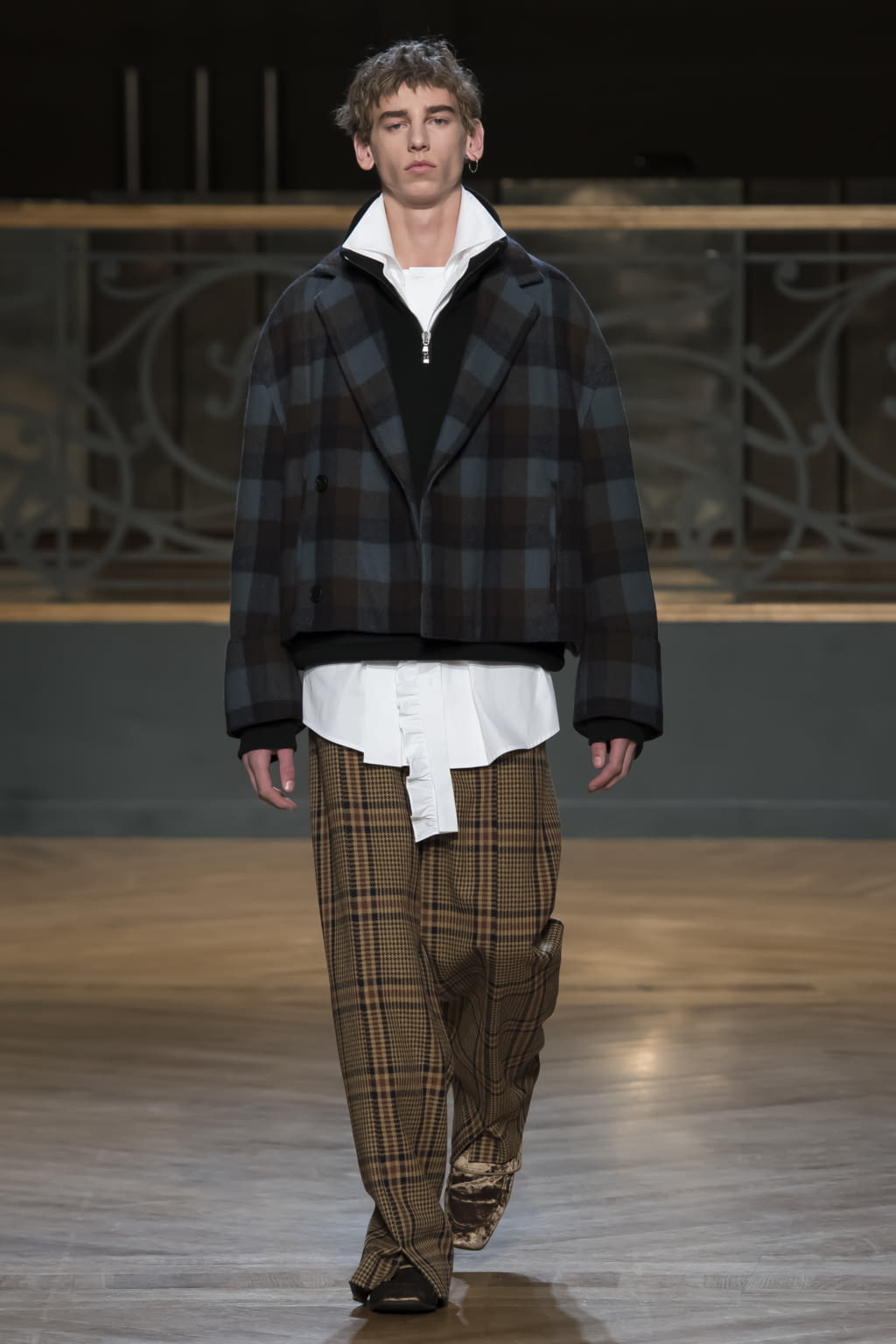 Fashion Week Paris Fall/Winter 2017 look 9 from the Wooyoungmi collection menswear