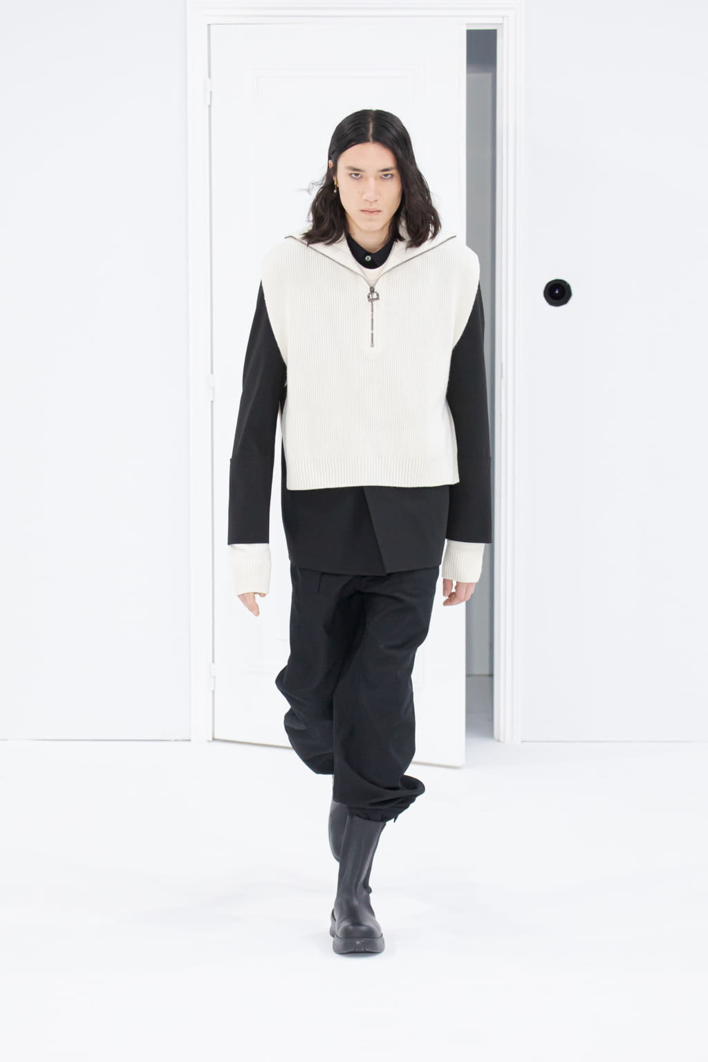 Fashion Week Paris Fall/Winter 2022 look 7 de la collection Wooyoungmi menswear