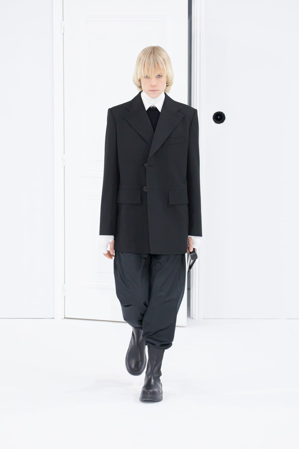 Fashion Week Paris Fall/Winter 2022 look 8 from the Wooyoungmi collection menswear