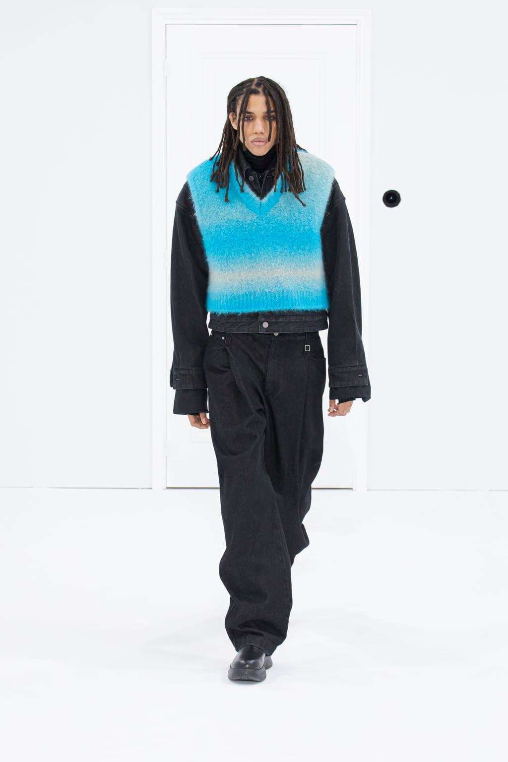 Fashion Week Paris Fall/Winter 2022 look 14 de la collection Wooyoungmi menswear