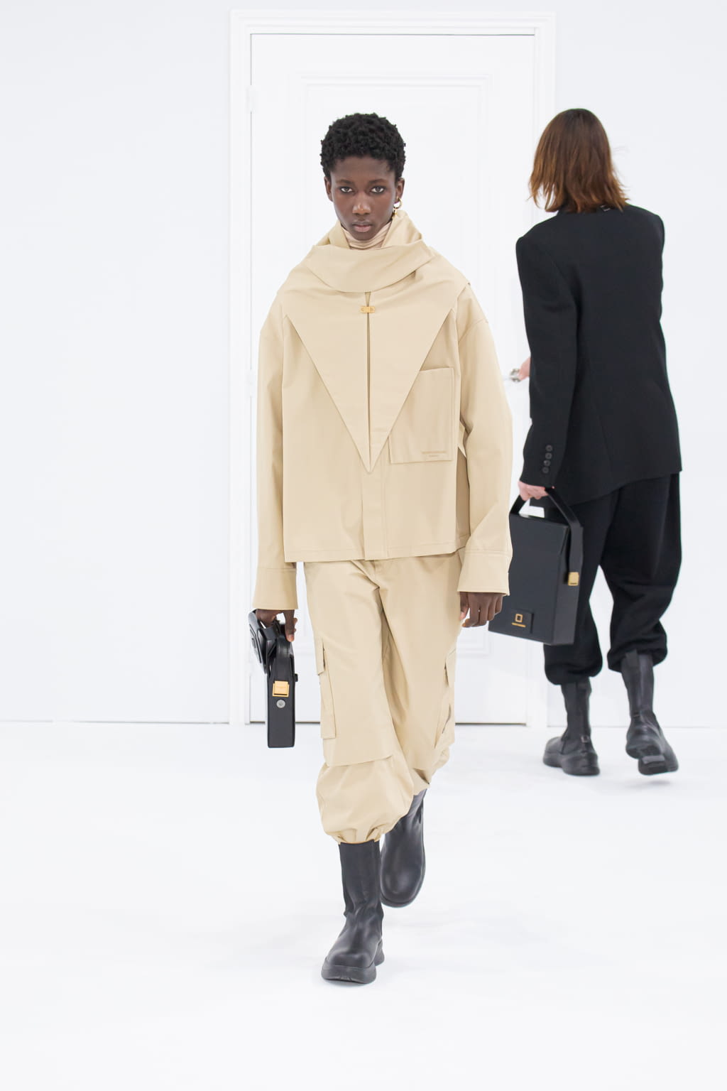 Fashion Week Paris Fall/Winter 2022 look 20 from the Wooyoungmi collection menswear