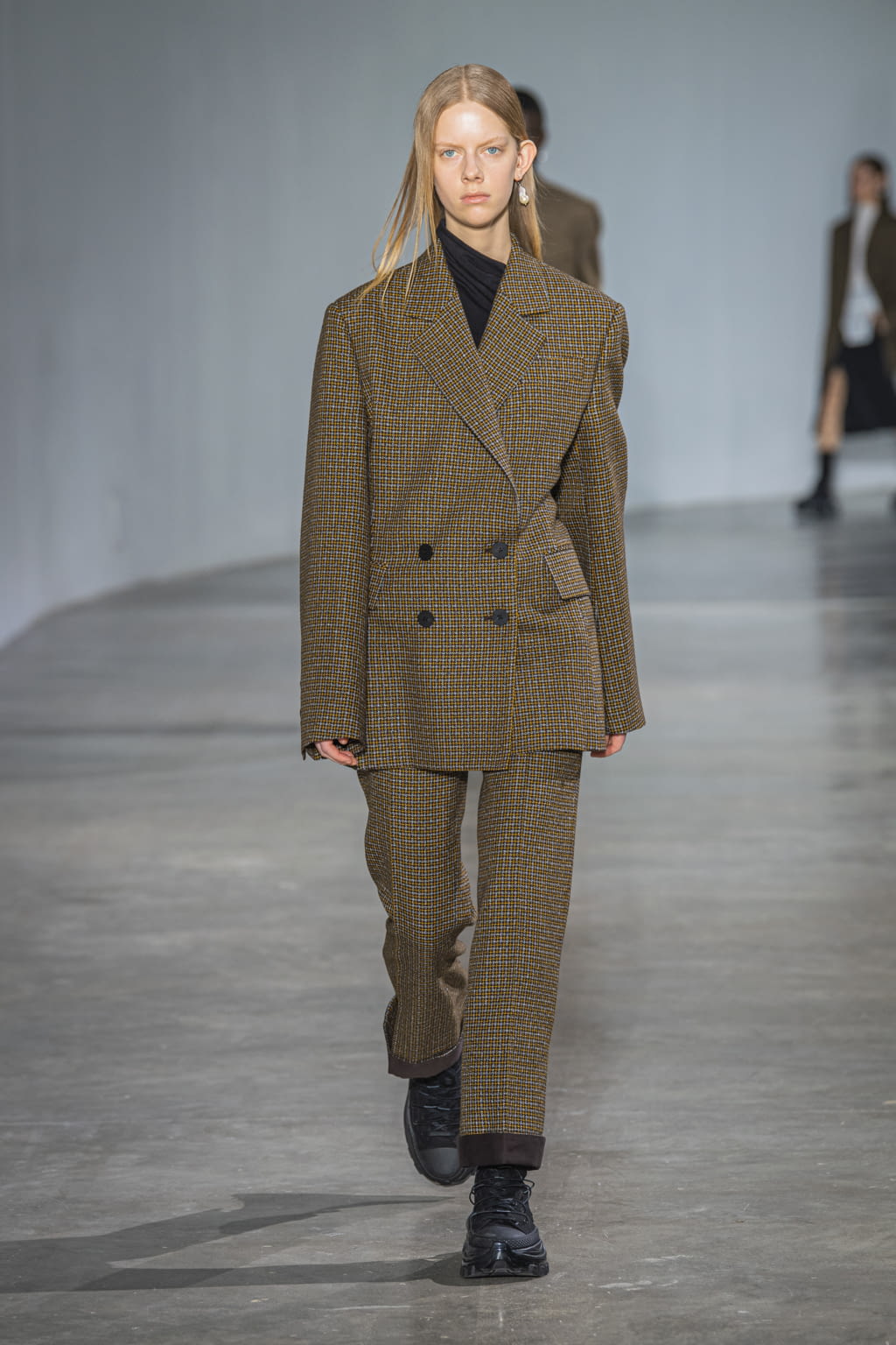Fashion Week Paris Fall/Winter 2020 look 18 from the Wooyoungmi collection menswear