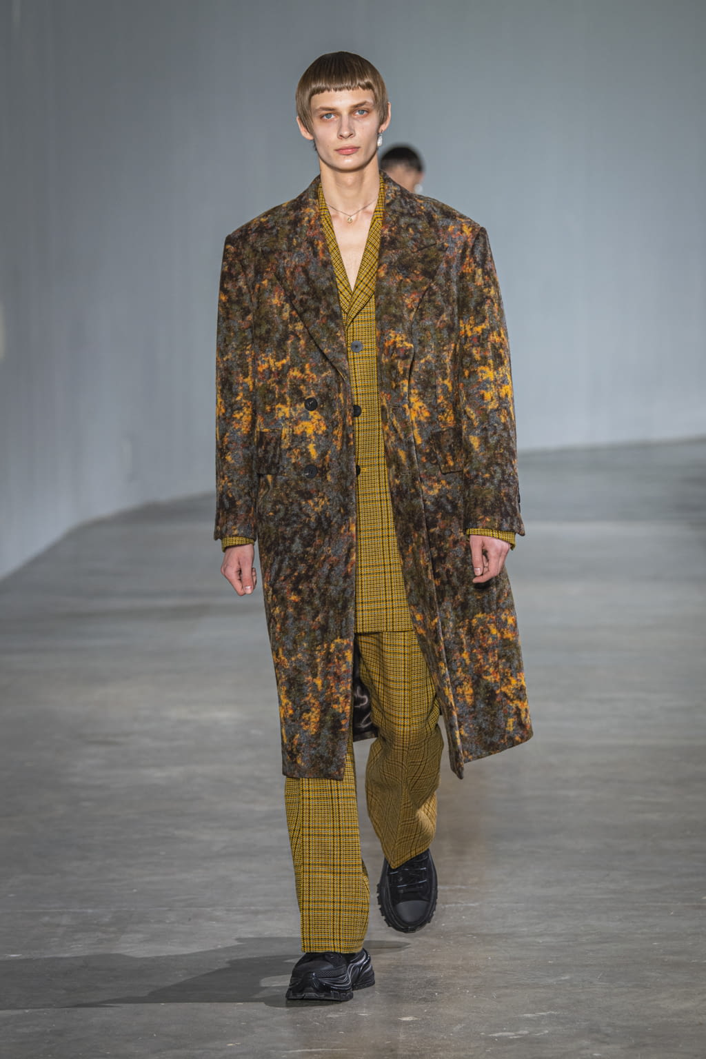 Fashion Week Paris Fall/Winter 2020 look 35 from the Wooyoungmi collection menswear