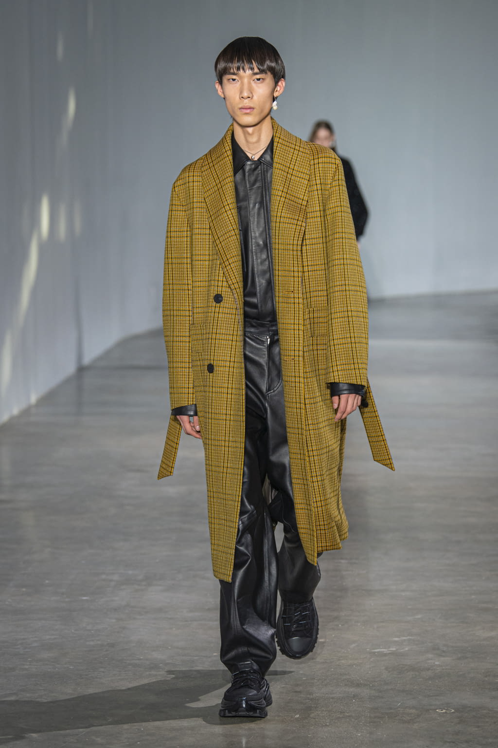 Fashion Week Paris Fall/Winter 2020 look 36 from the Wooyoungmi collection 男装