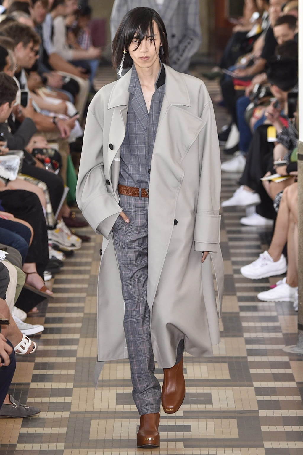 Fashion Week Paris Spring/Summer 2019 look 6 from the Wooyoungmi collection 男装
