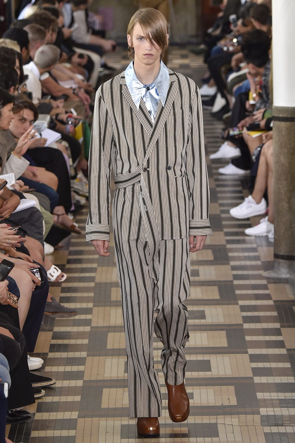 Fashion Week Paris Spring/Summer 2019 look 19 from the Wooyoungmi collection menswear