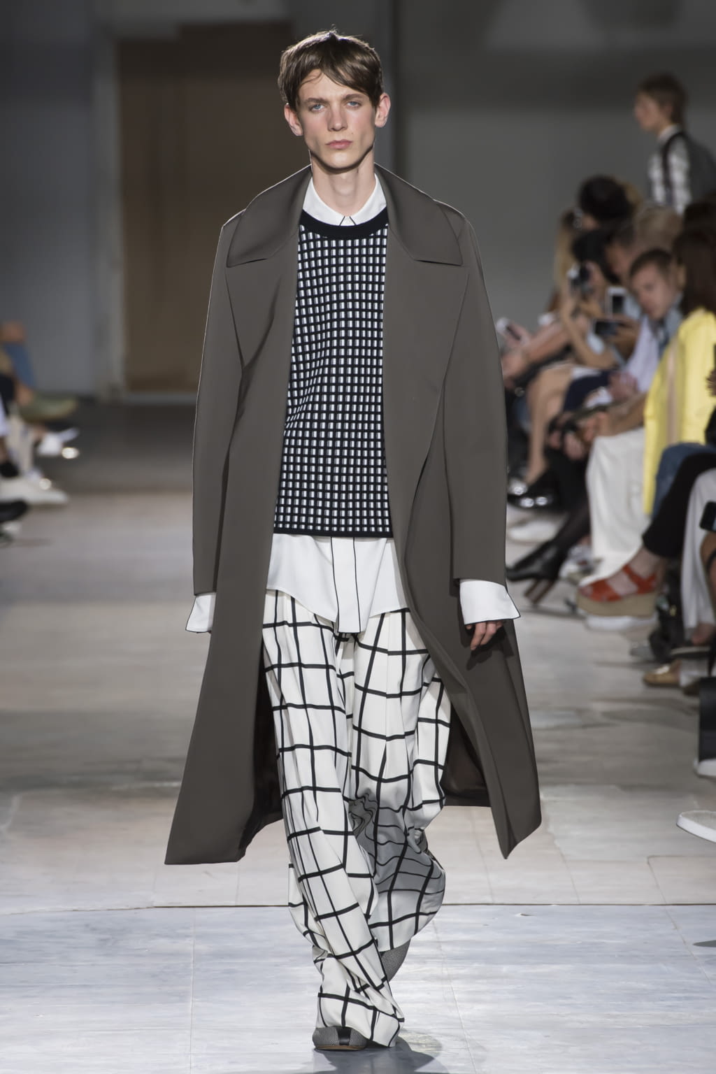Fashion Week Paris Spring/Summer 2017 look 38 from the Wooyoungmi collection 男装